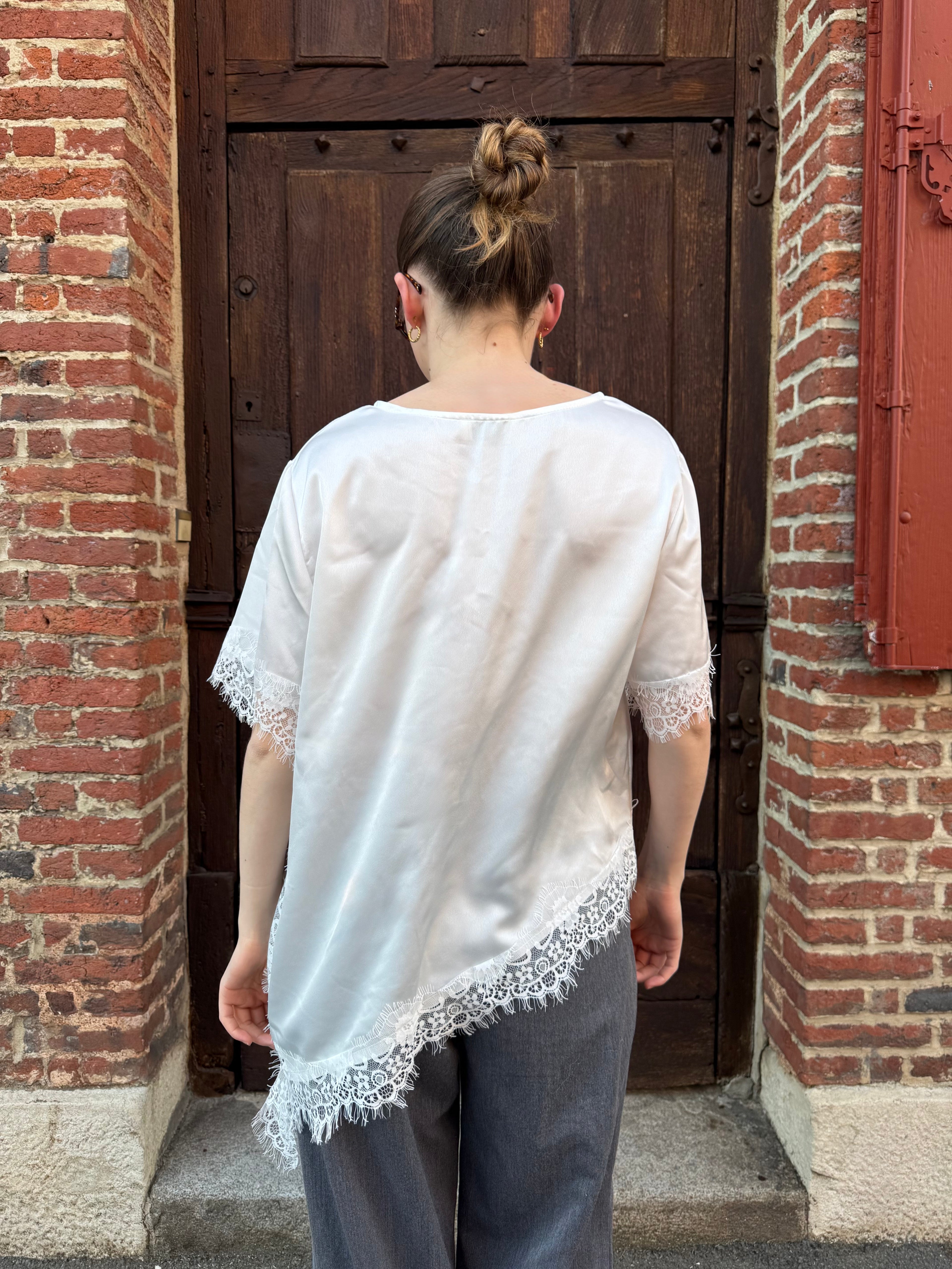 T-SHIRT ASYMETRIQUE SATIN ET DENTELLE BLANC
